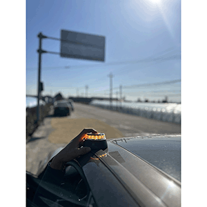 Luz emergencia V16 con conectividad IoT certificada por la DGT